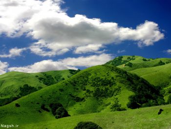 تپه ی سبز زیر آسمان آّبی